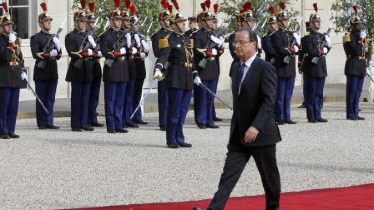 Francois Hollande a fost învestit în funcţia de preşedinte al Franţei