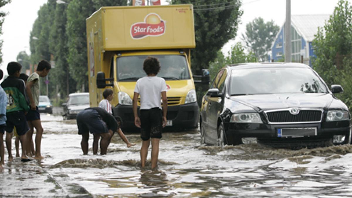 N-ai gondolă sau barcă, ghinion. Câteva zeci de minute de ploaie torenţială au transformat Bucureştiul într-o mică Veneţie 