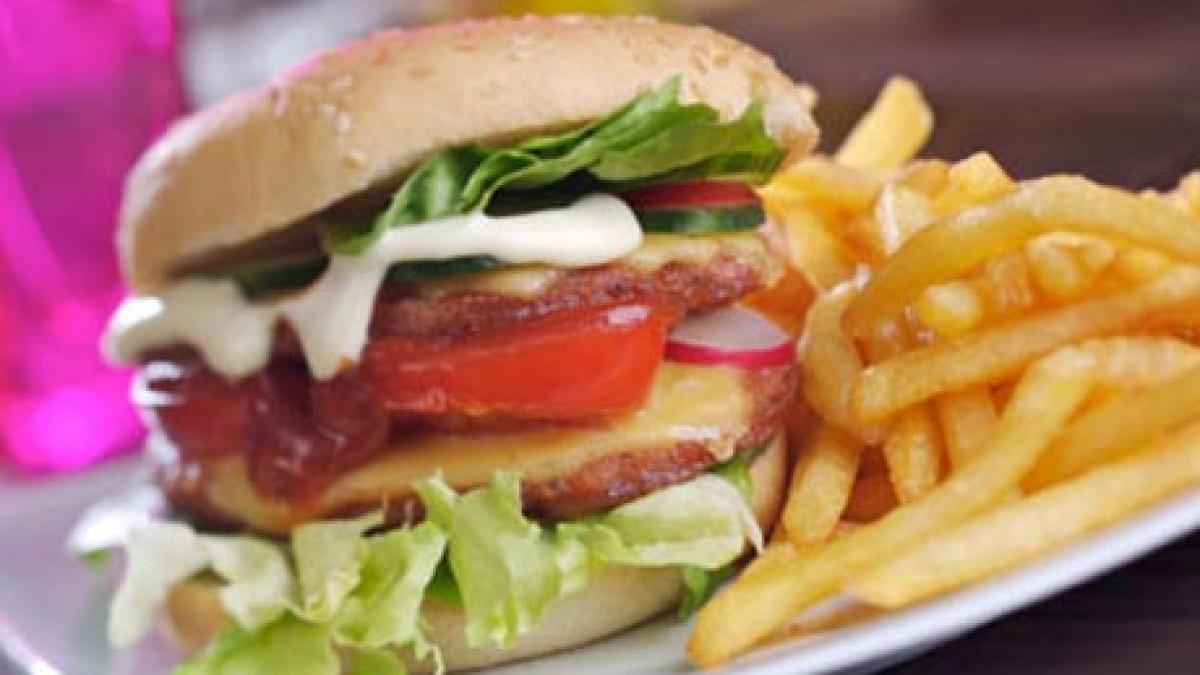 Iubitorii de fast-food şi bere vor plăti mai mult. Noua lege a sănătăţii vrea să introducă taxa pe produsele nesănătoase