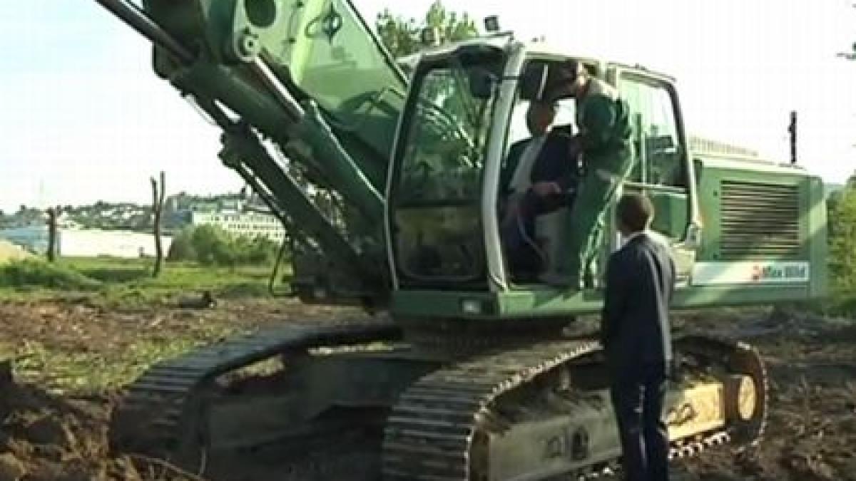 Un politician german s-a răsturnat cu excavatorul în timpul unei inaugurări. Oficialul a fost rănit uşor