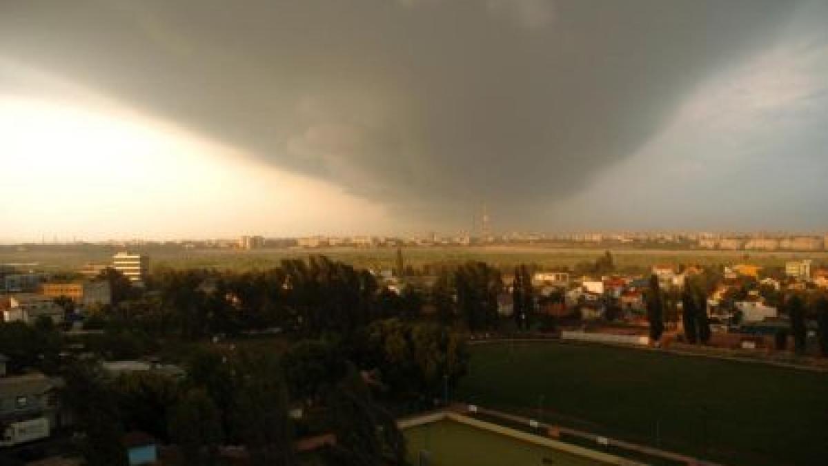 Cod Galben de ploi torenţiale şi vijelii. Vezi zonele vizate şi prognoza meteo