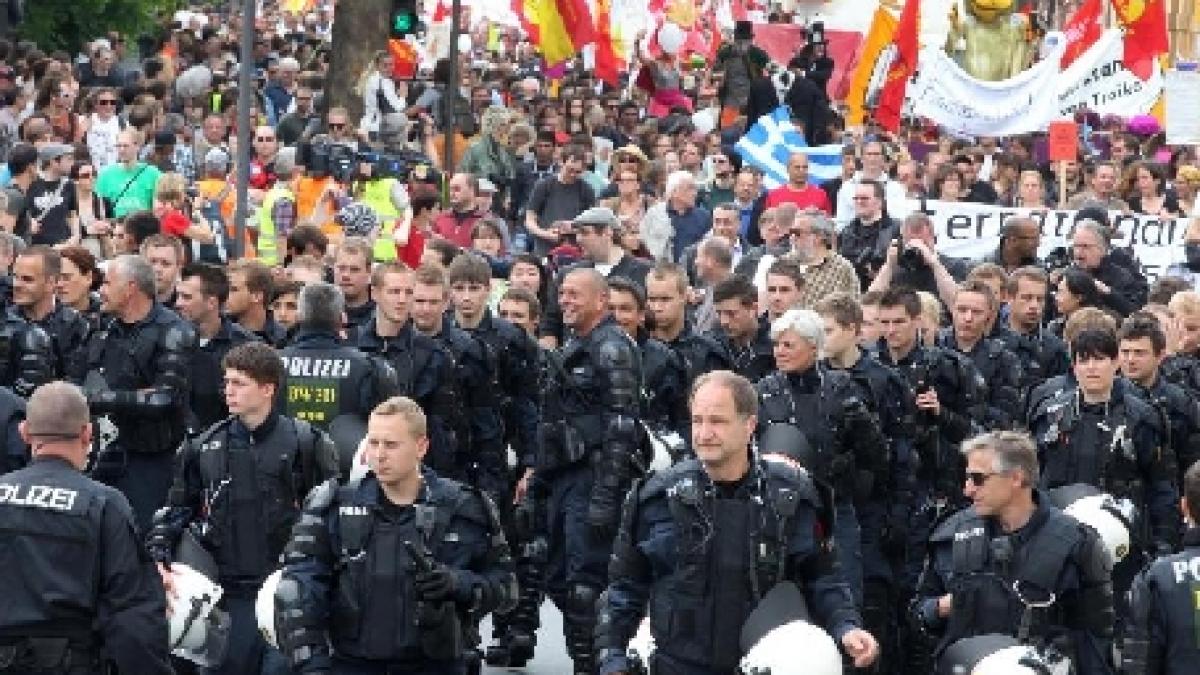 Circa 20.000 de persoane protestează la Frankfurt faţă de politicile de austeritate din Europa