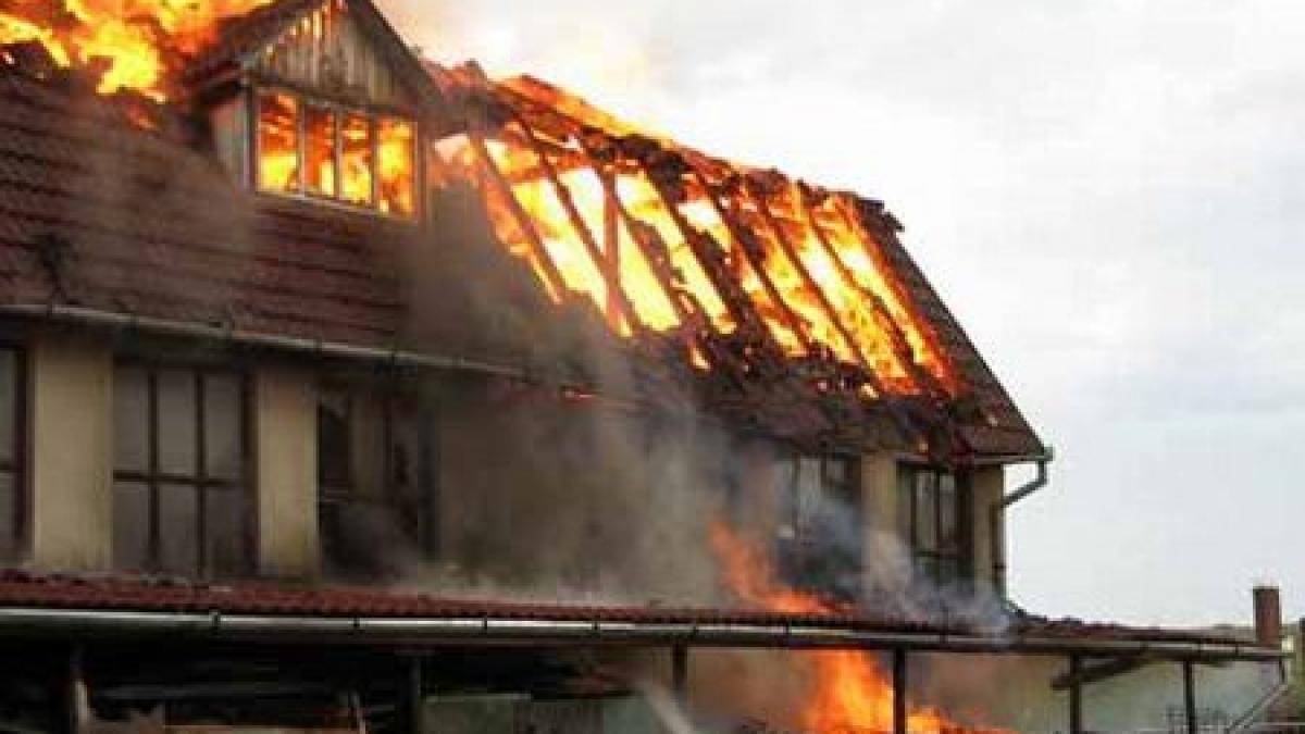 Zeci de pacienţi, evacuaţi din Centrul de Dializă Buziaş. Acoperişul clădirii, prăbuşit din cauza unui incendiu