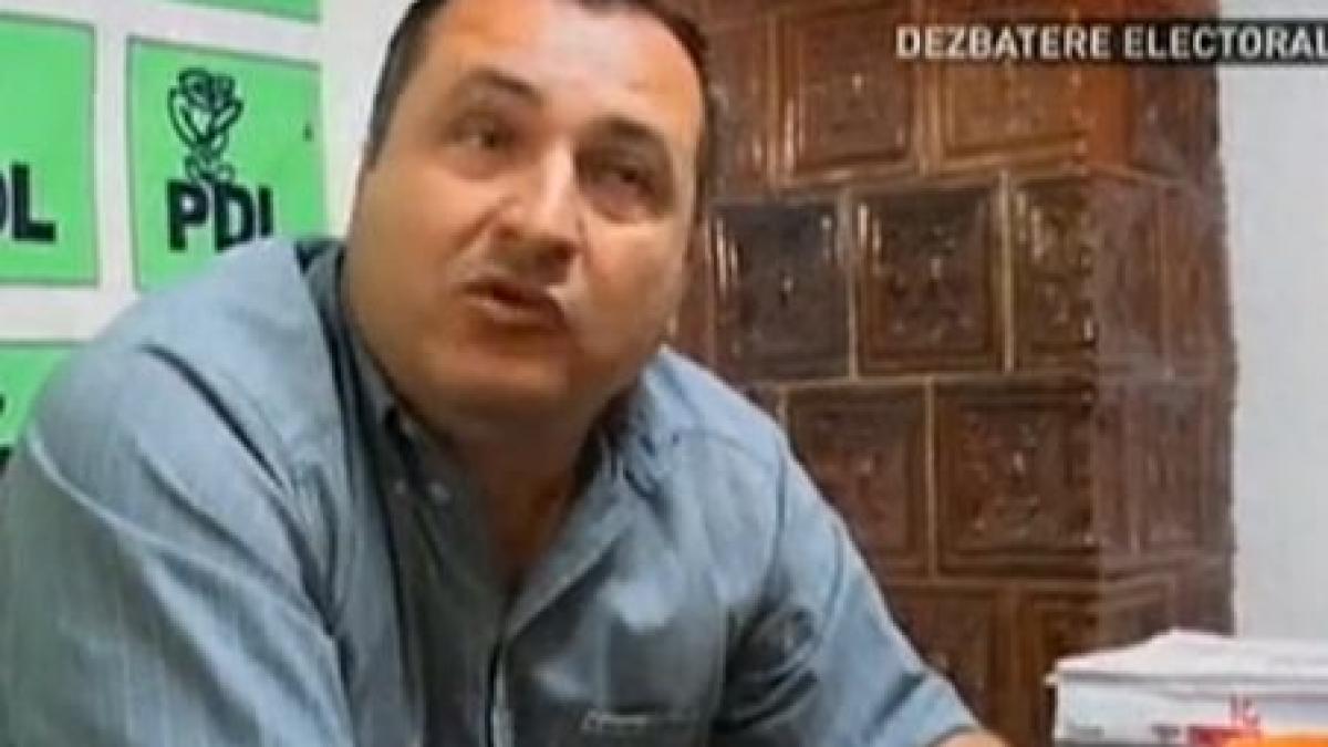 Echipa de campanie a unui candidat PDL din Dâmboviţa, filmată în timp ce împărţea bani sătenilor