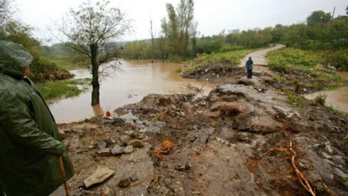 Cod portocaliu de inundaţii pe patru râuri din Mehedinţi şi Prahova. Vezi până când este valabil