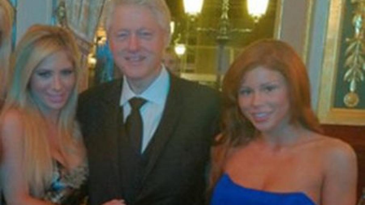 Bill Clinton a comis-o din nou! S-a pozat cu două staruri porno la braţ