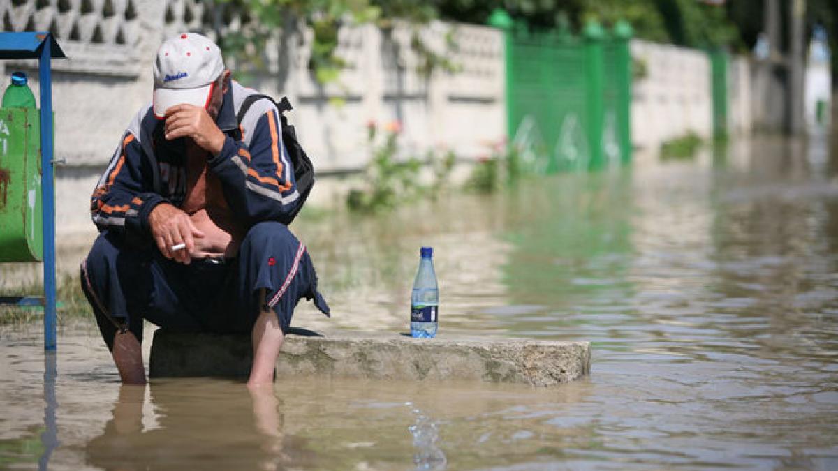 În unele localităţi apa a trecut de trei metri, dar autorităţile dorm în post. Avertizările meteorologilor sunt inutile pentru primari