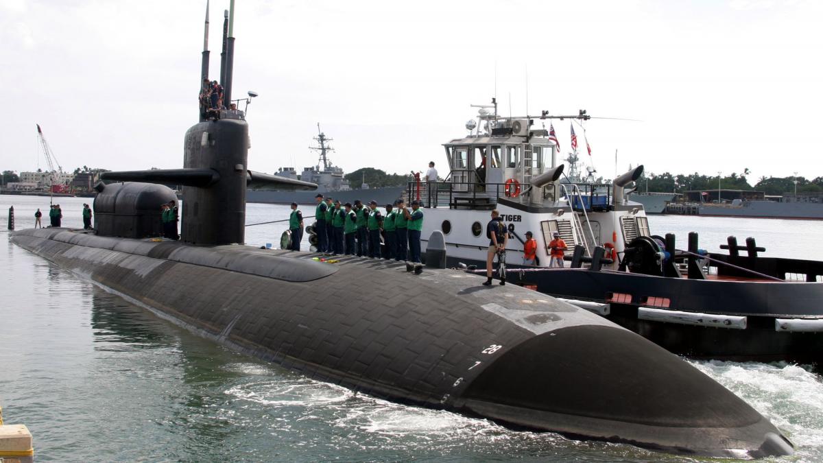 Şase oameni au fost răniţi după ce un submarin nuclear american a luat foc 