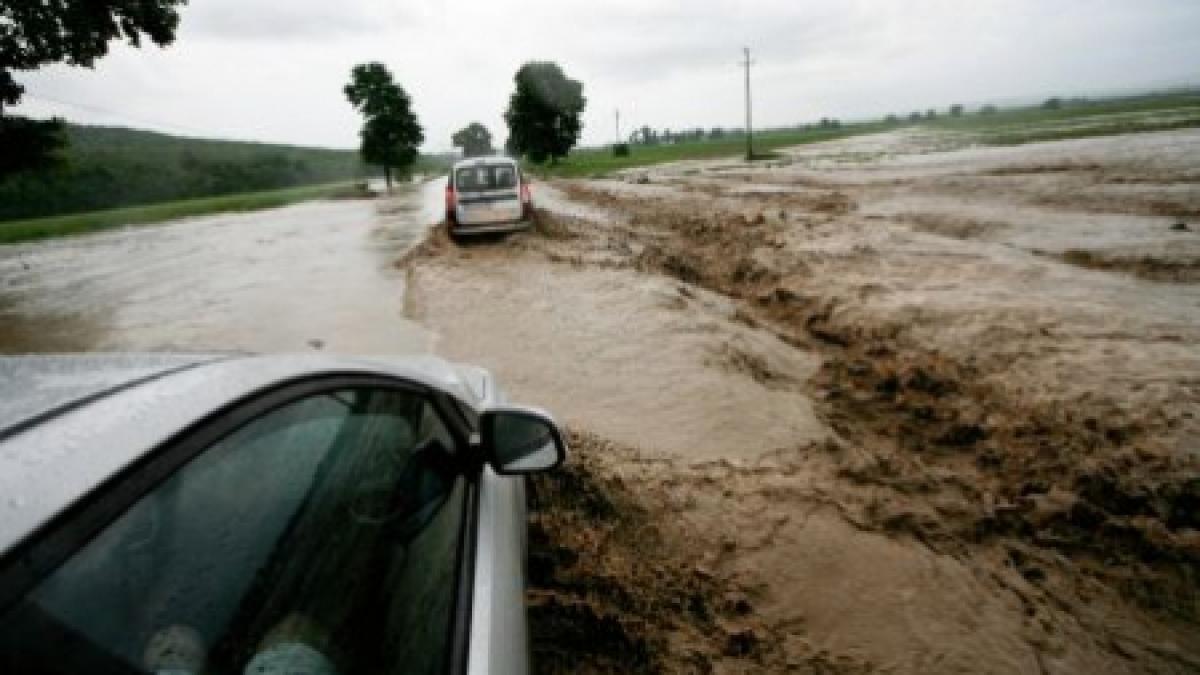 Trei drumuri naţionale, blocate din cauza inundaţiilor şi a alunecărilor de teren. Vezi unde sunt probleme