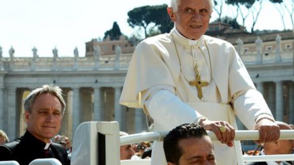 Papa Benedict al XVI-lea, trădat de apropiaţi. Majordomul său, arestat în cazul scurgerilor de informaţii 