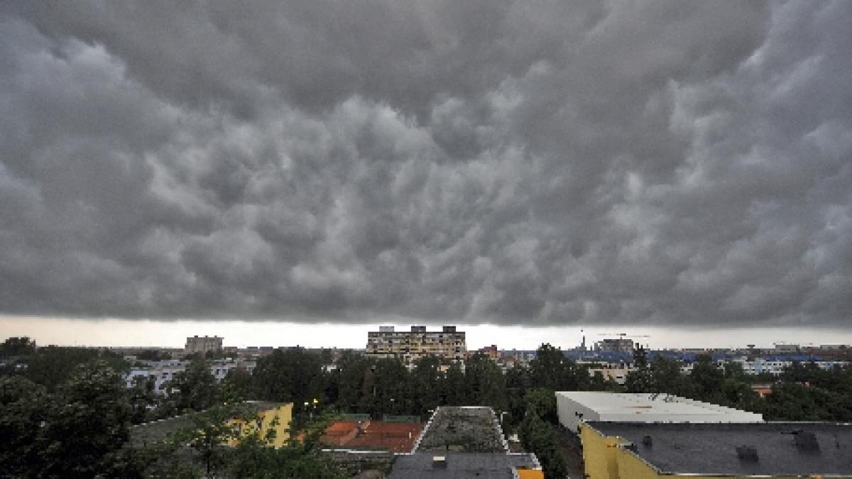 Ploi torenţiale în week-end. Vezi aici cum va fi vremea în toată ţara