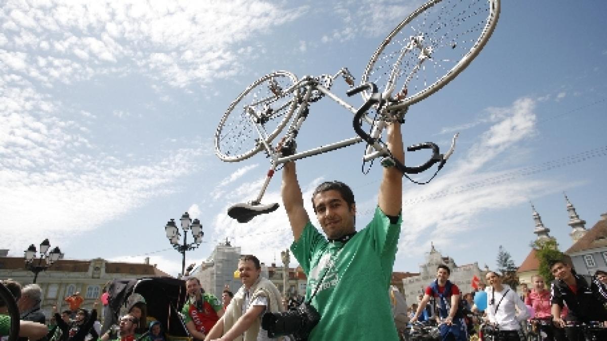 Arad. Circa 600 de oameni au pornit într-un marş cu bicicletele pentru a cere amenajarea de piste pentru biciclişti