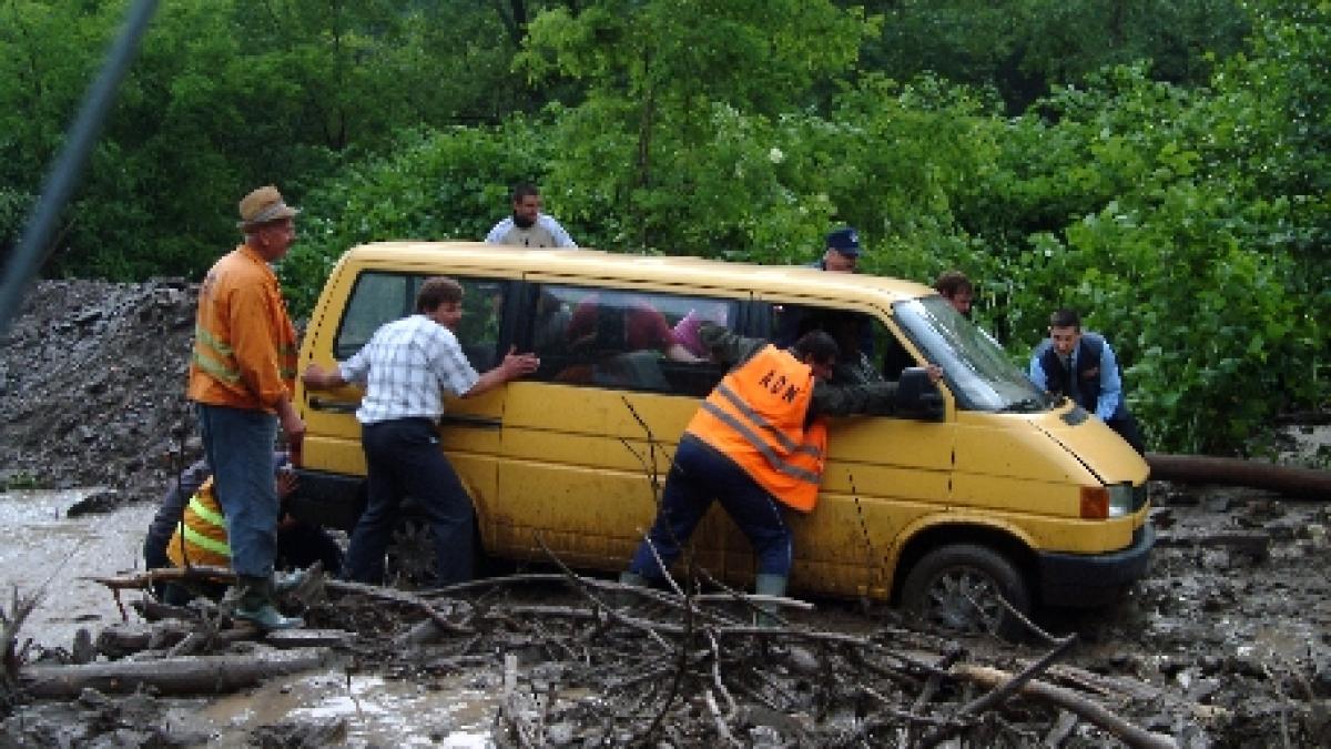 Infotrafic: Mai multe drumuri din ţară sunt blocate. Vezi aici lista completă