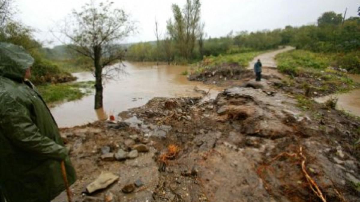 Cod portocaliu de inundaţii pe râuri din Covasna, Vrancea, Harghita şi Bacău, valabil până miercuri dimineaţă