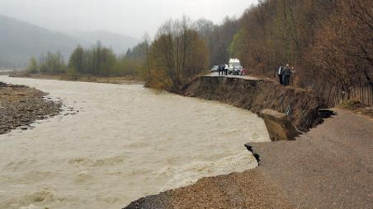 Stare de alertă în Vrancea. Mai multe comune, izolate de restul lumii din cauza inundaţiilor