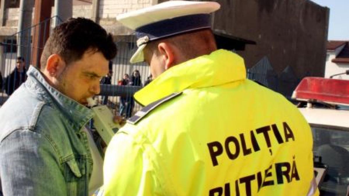 Oprit de două ori de poliţie, în decurs de două ore. Prima oară conducerea fără permis, a doua oară era şi băut