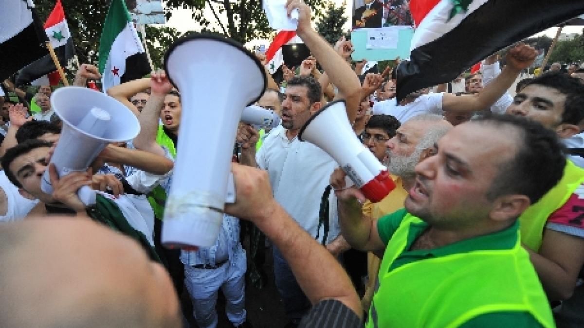 Bucureşti. Sute de sirieni au participat la un miting de protest faţă de violenţele din Siria