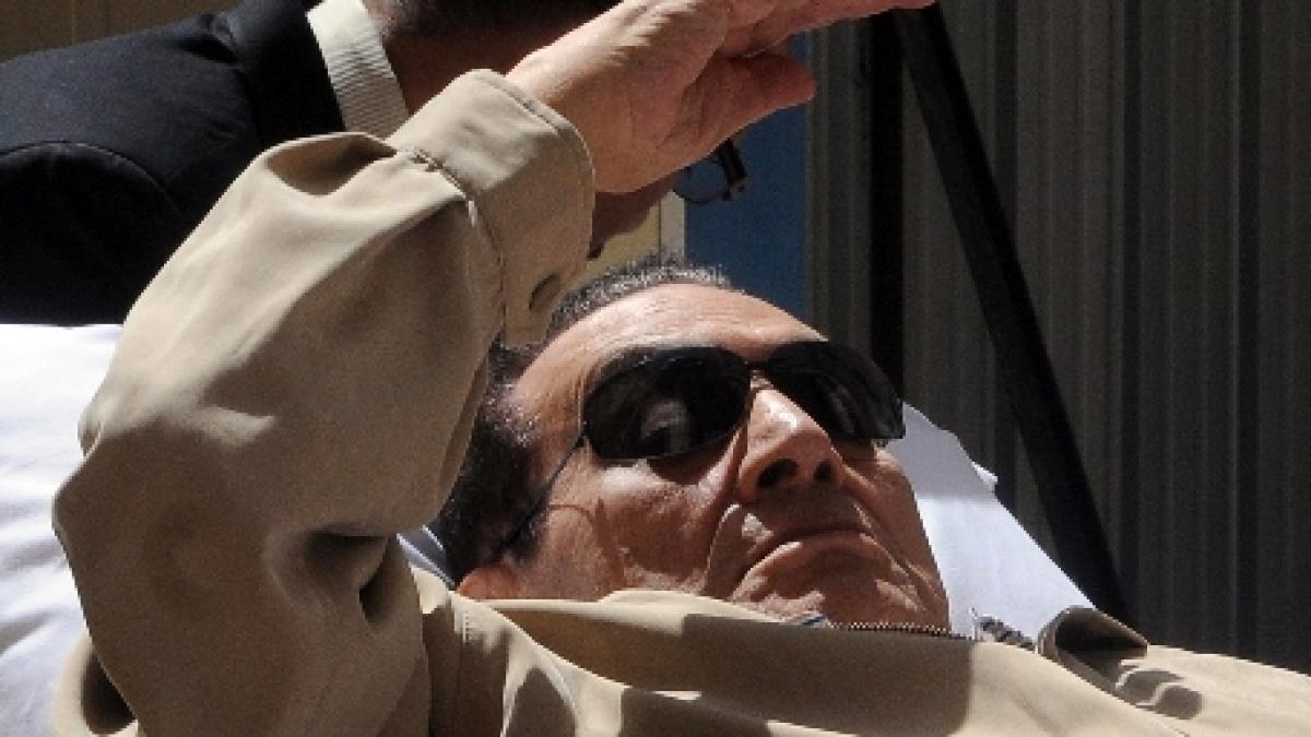 Hosni Mubarak, condamnat pentru uciderea a 850 de oameni, &quot;plângea şi nu voia să părăsească elicopterul&quot;