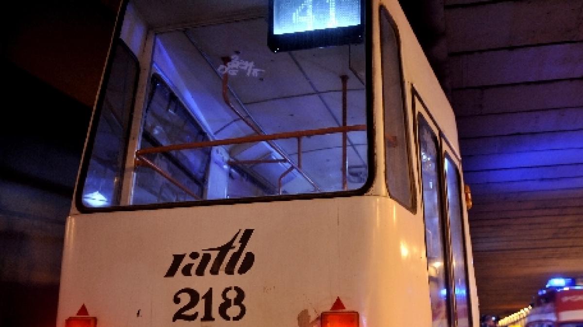 Bucureşti. Trei copii şi un bărbat au fost răniţi după ce maşina în care se aflau a fost lovită de un tramvai