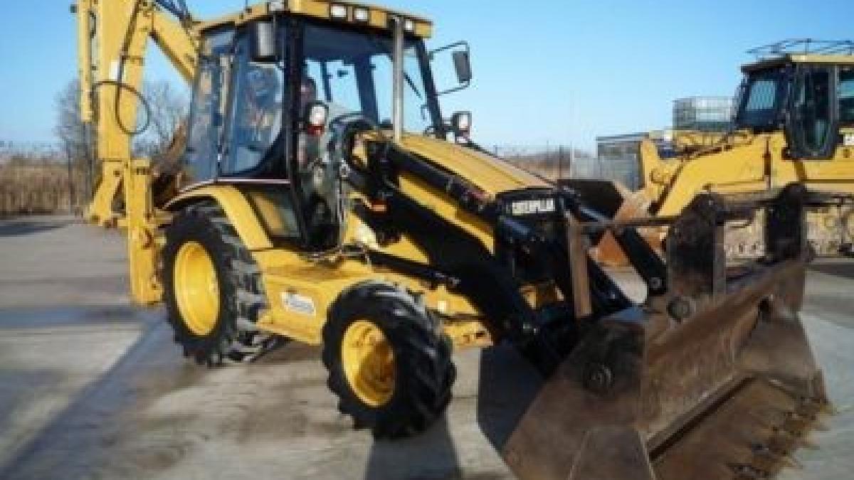 Suceava. Un buldoexcavator din curtea unei primării a luat foc. Pompierii au stins focul înainte să se extindă