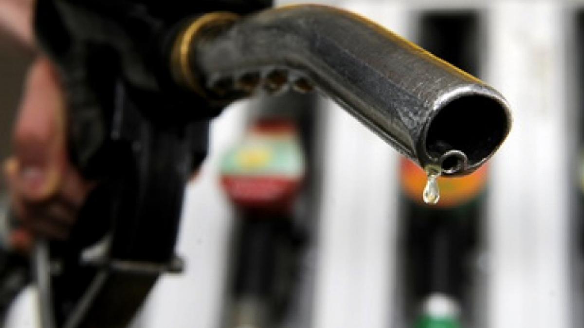 Câţi bani băgăm în buzunare petroliştilor cu fiecare litru de carburant cumpărat. Cum participă o ţară întreagă la îmbogăţirea lor