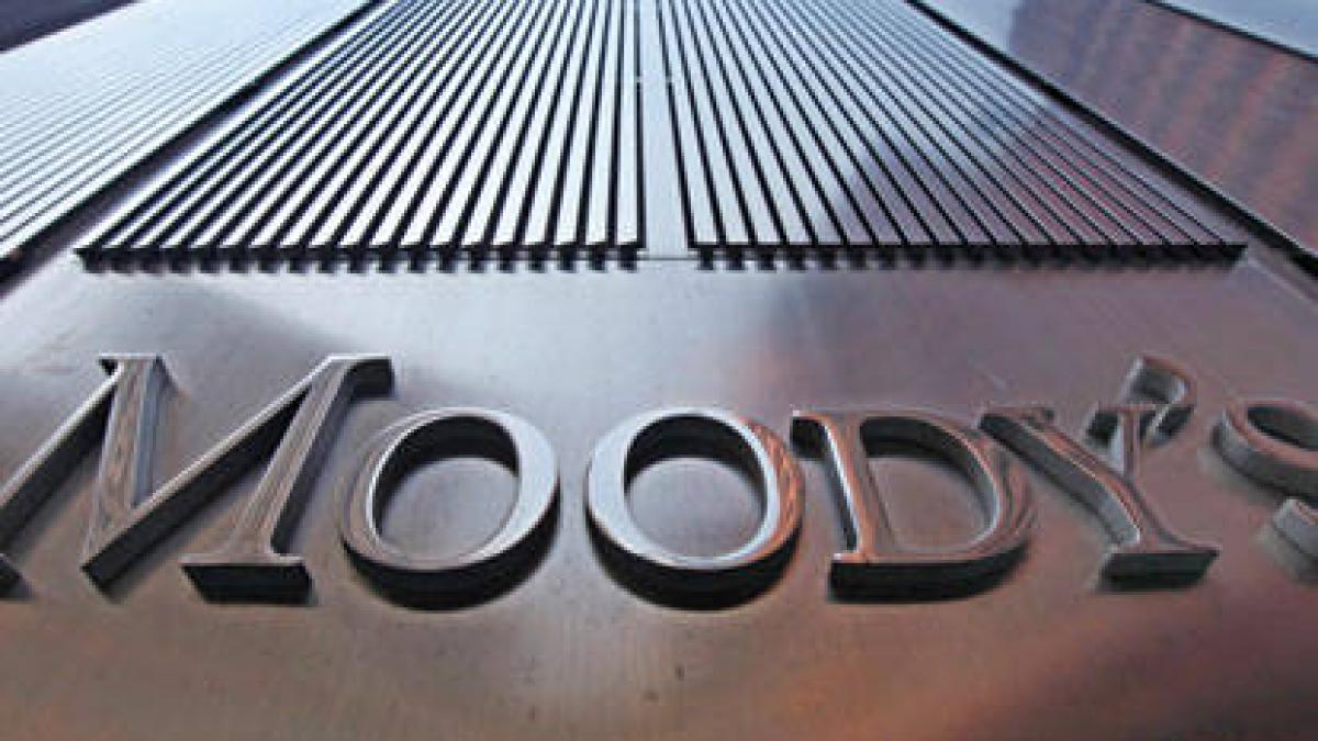 Lovitură pe piaţa bancară din România. Ratingul a două mari bănci a fost retrogradat de Moody's