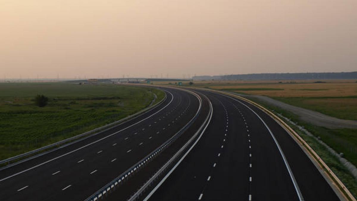 Nu credeam că o să vedem asta la noi în ţară. Minunea s-a întâmplat: SINGURA autostradă cu trei benzi pe sens din România