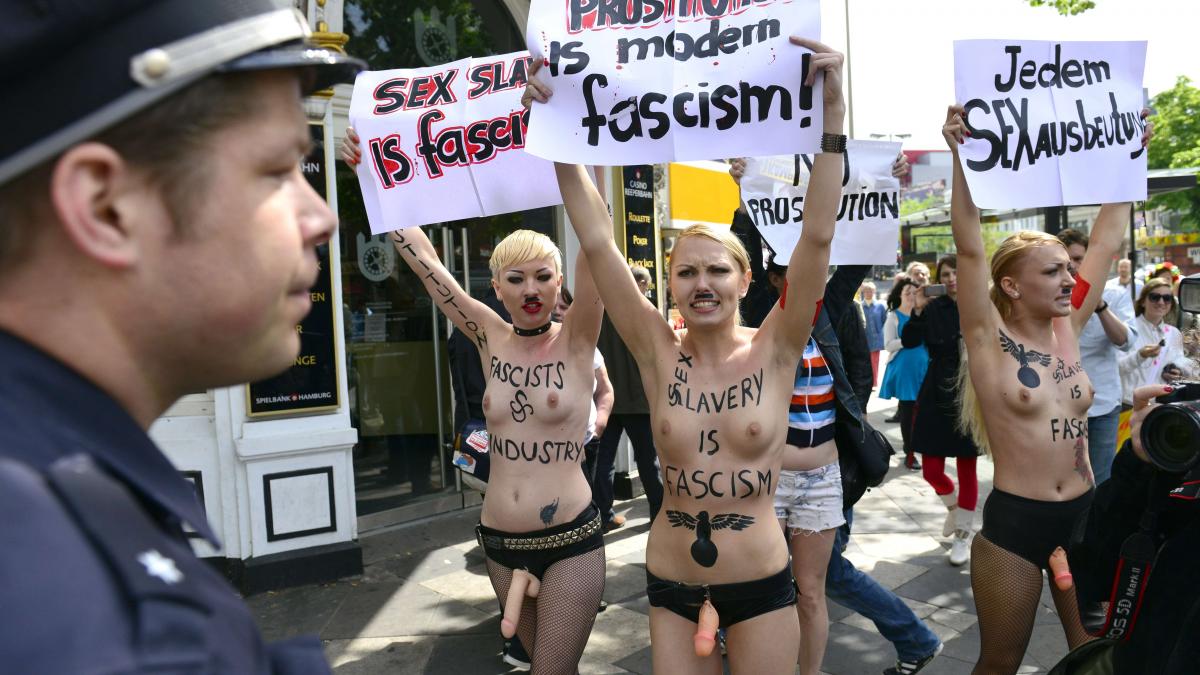 Mişcarea FEMEN loveşte din nou. Protest topless împotriva EURO-2012, eveniment care favorizează turismul sexual