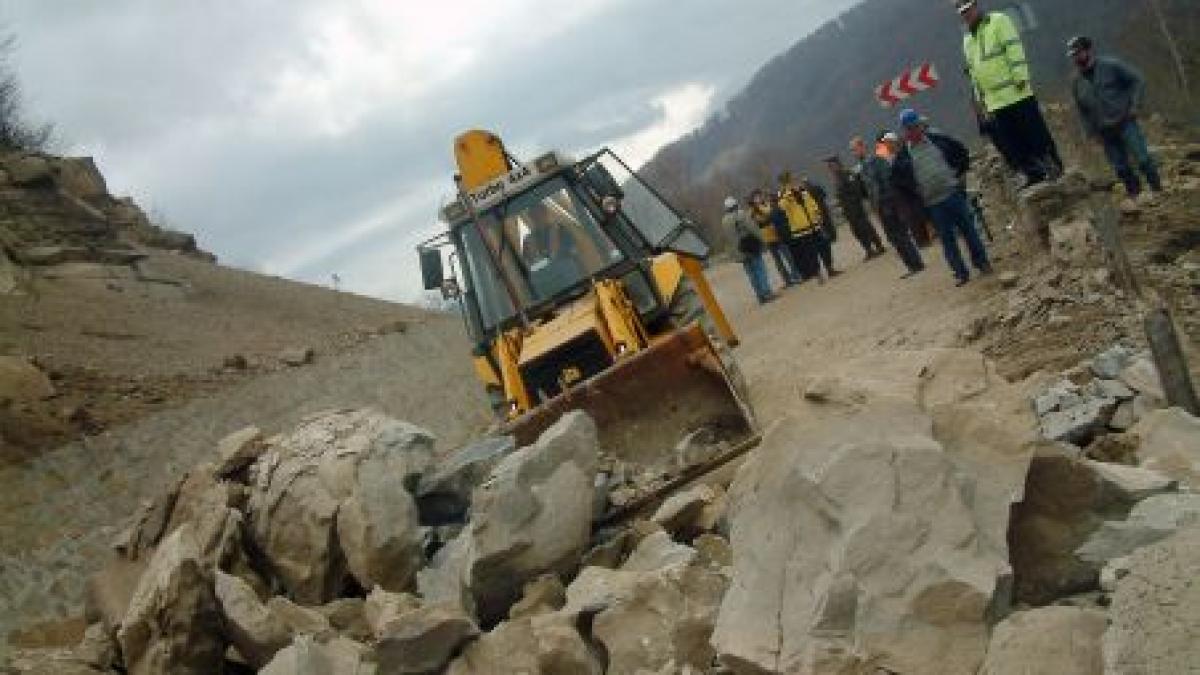 Traficul rutier pe DN 7 Râmnicu Vâlcea-Sibiu, blocat complet din cauza unor căderi masive de pietre