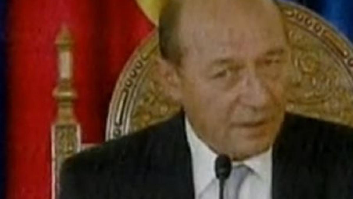 Băsescu: Dacă se acceptă modificarea Constituţiei, demisionez cu o lună înainte de legislative