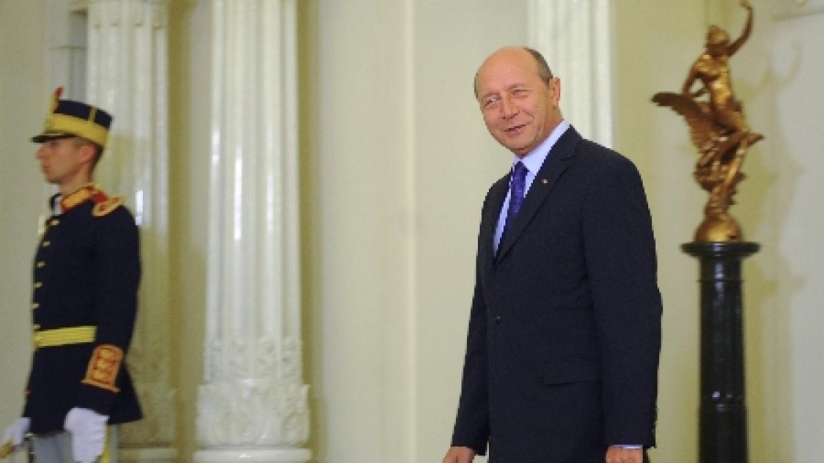 Băsescu: Nu o sa mă bag niciodată sub birou ca să nu fiu suspendat