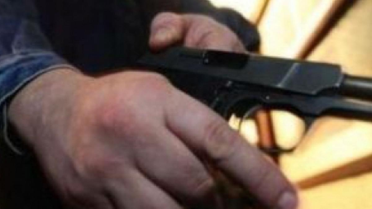 Dâmboviţa. Un bărbat a ajuns la spital după ce a fost împuşcat cu un pistol cu gloanţe de cauciuc