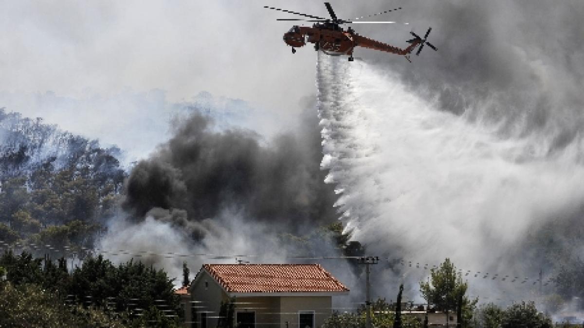 Incendii de vegetaţie într-o zonă rurală la sud de Atena. Sute de pompieri se luptă cu flăcările