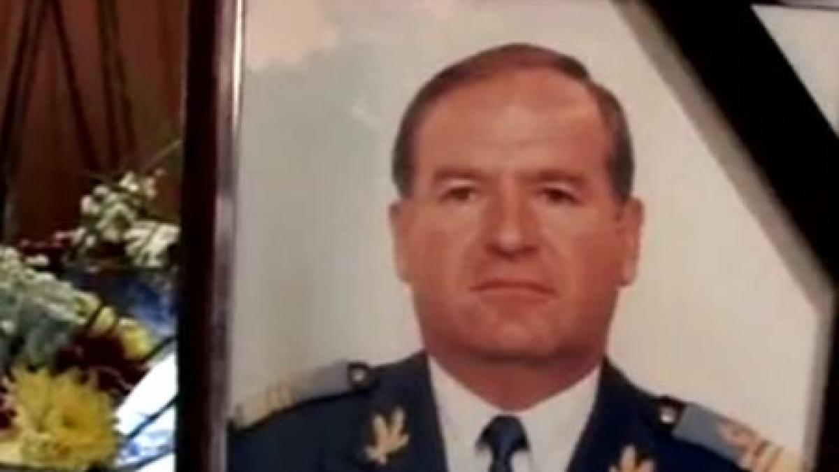 A trăit în ceruri, acum se odihneşte în pământ. Pilotul Petru Lazăr a fost înmormântat cu onoruri militare 