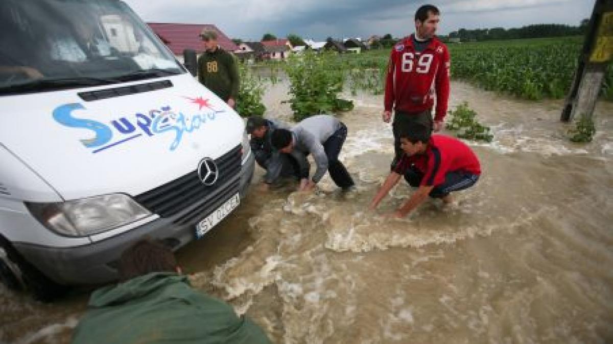 Mai multe maşini, blocate de viitură la Braşov. Drumul dintre Zărneşti şi Plaiul Foii a fost deblocat