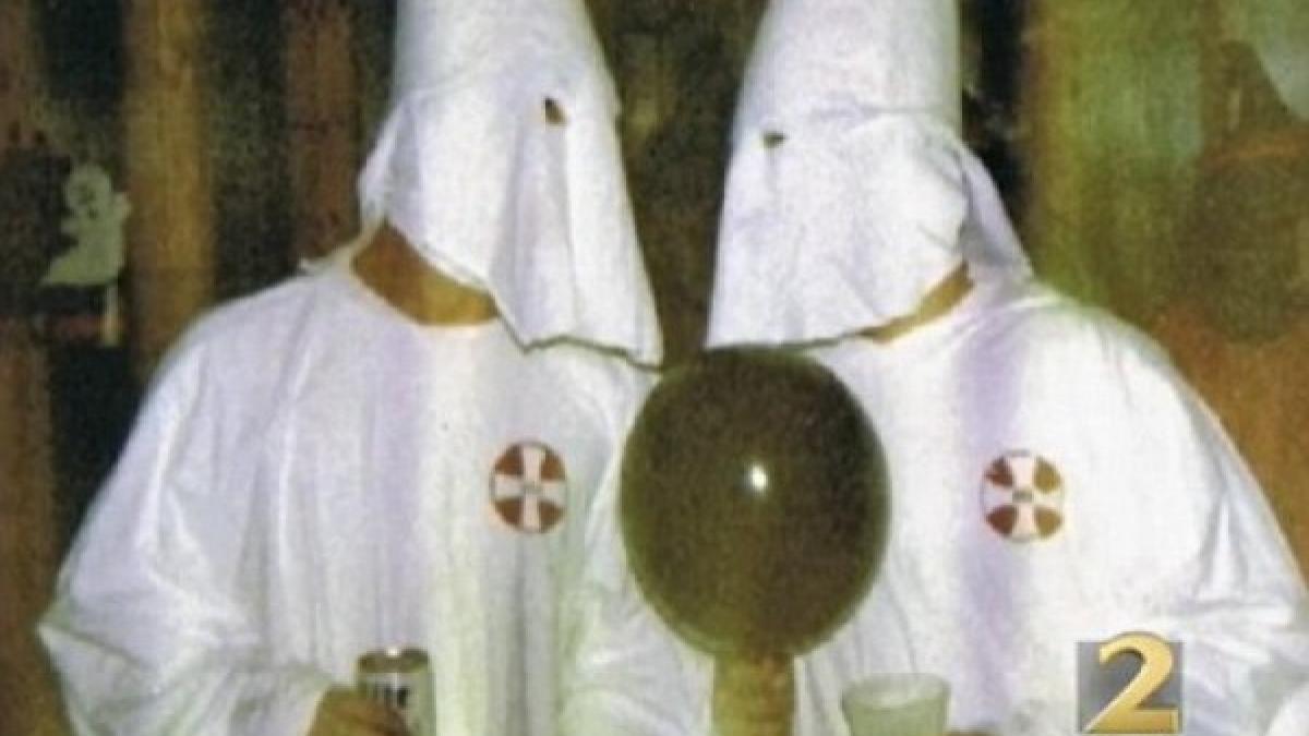 Fotografia care l-a demascat. Un fost membru Ku Klux Klan candida pentru o funcţie publică în oraş. Autorităţile au luat foc