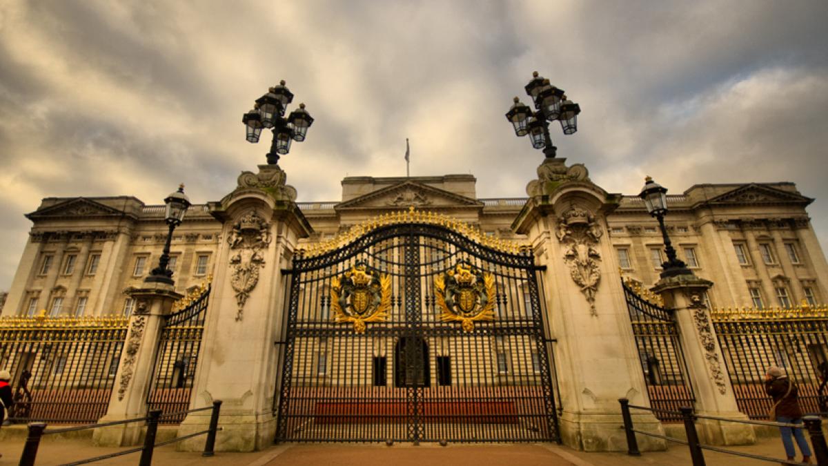 Marea Britanie. Patru activişti au fost reţinuţi de poliţie după ce au escaladat porţile Palatului Buckingham