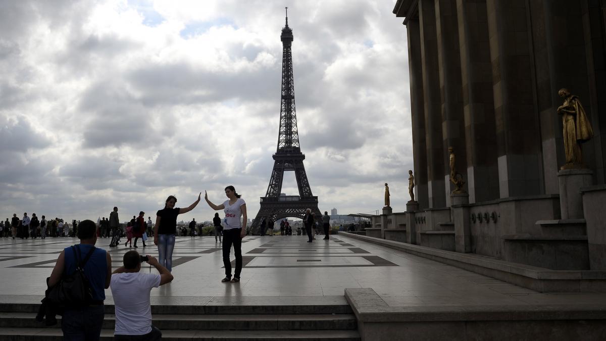 Un britanic s-a sinucis sărind de pe Turnul Eiffel