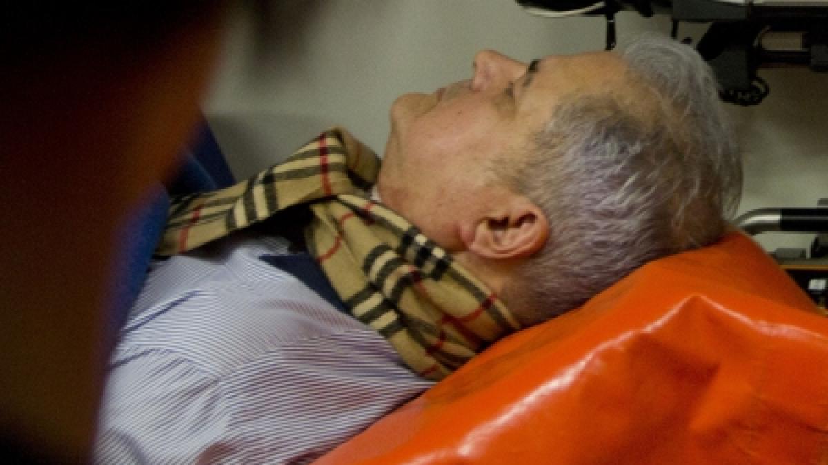 Adrian Năstase a avut rănile pansate şi linie intravenoasă. Ambulanţa a venit la cererea MAI