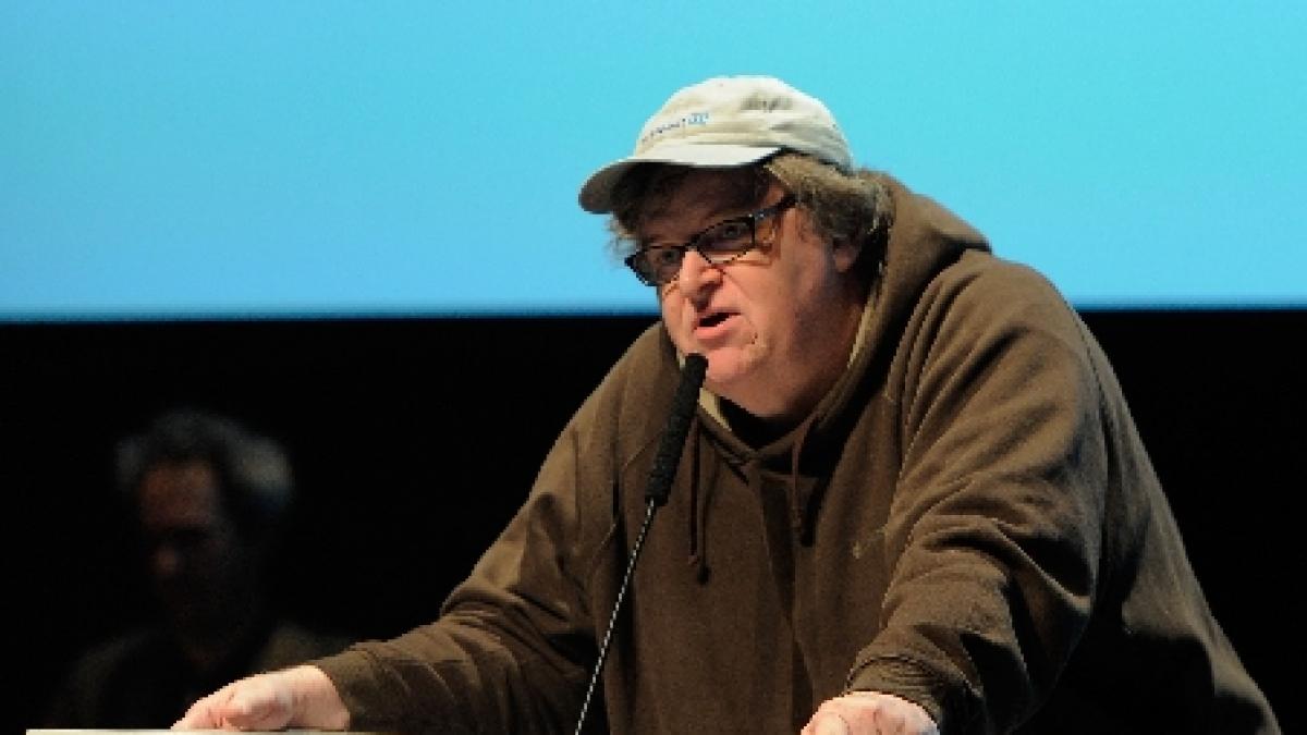 Michael Moore şi Oliver Stone cer Ecuadorului să acorde azil politic jurnalistului Julian Assange