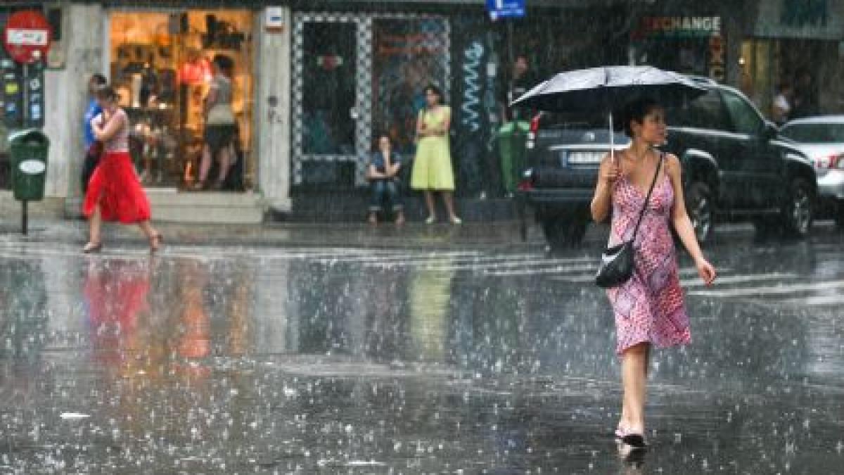 Veşti proaste pentru cei care pleacă în concediu. Veţi avea nevoie de haine groase şi umbrele!