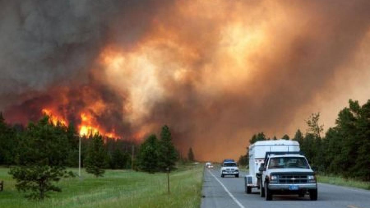 Americanii fug din calea iadului fierbinte. Incendiul de proporţii epice care a pus pe fugă zeci de mii de oameni 