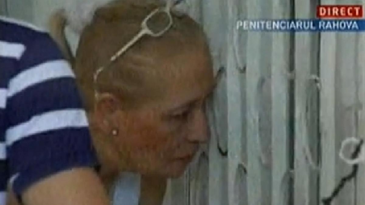 Prima vizită a Danei Năstase, cu fiul cel mare, la Penitenciarul Rahova. Ce i-au adus fostului premier