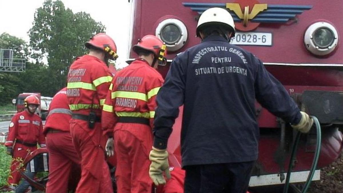 O tragedie de neimaginat. Un copil de doi ani a fost spulberat de tren din vina bunicului său