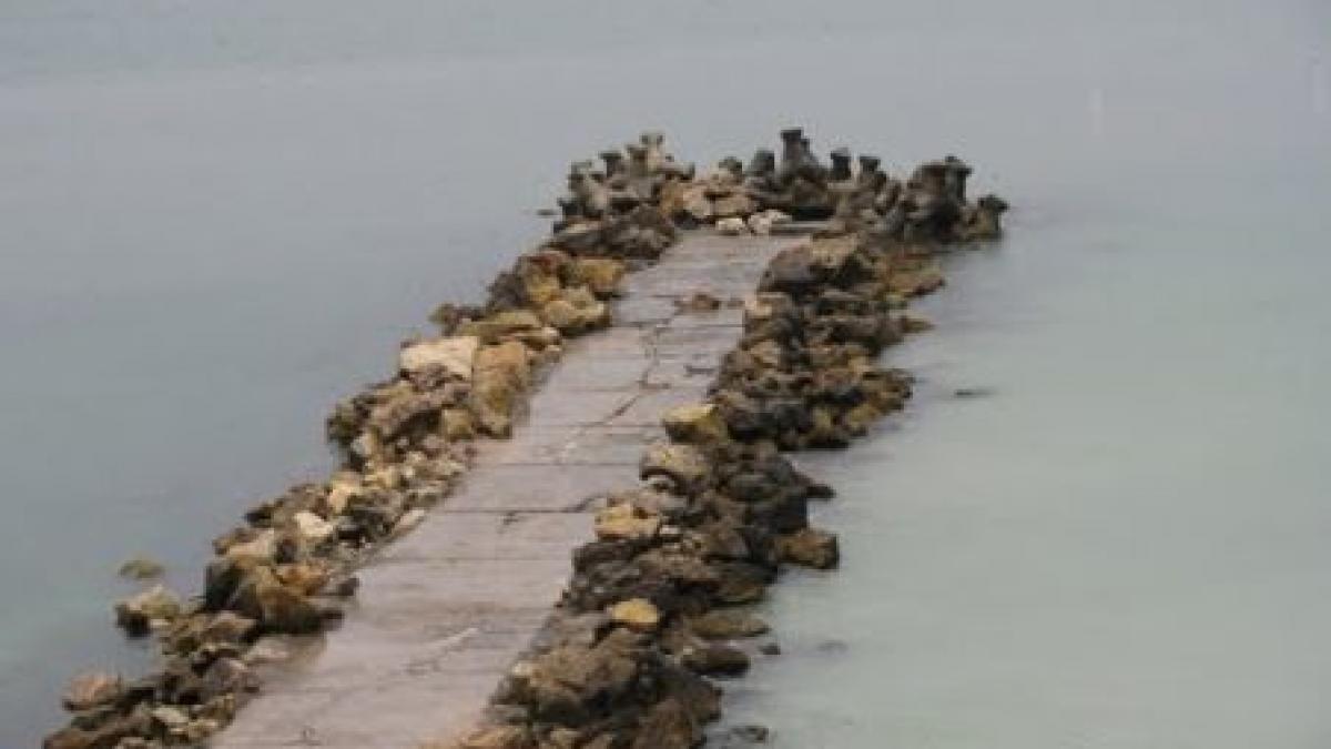 A murit înecat în apă de jumătate de metru. Un turist beat a căzut de pe un dig în Eforie Nord