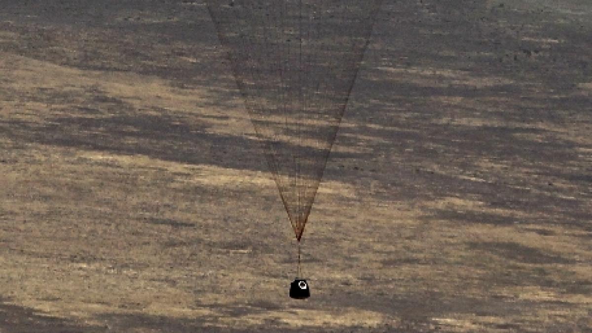 O capsulă Soyuz cu trei astronauţi la bord a aterizat în Kazahstan