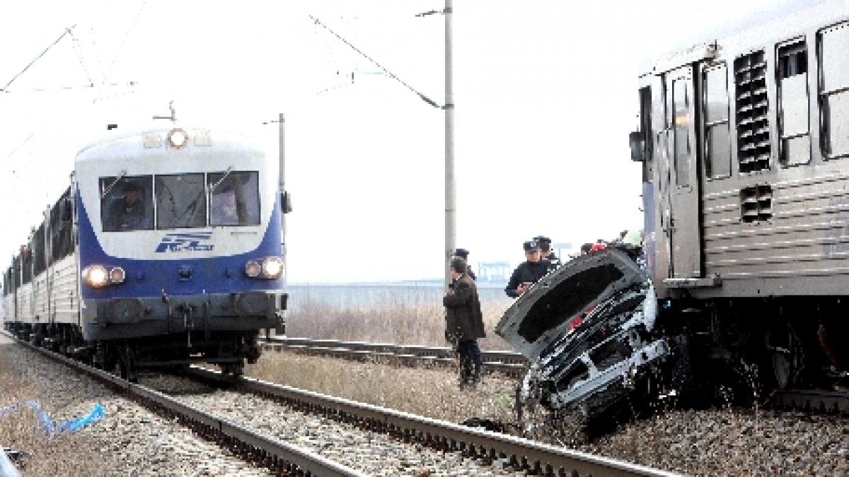 Sibiu. Două persoane au fost rănite, după ce maşina în care se aflau a fost lovită de tren