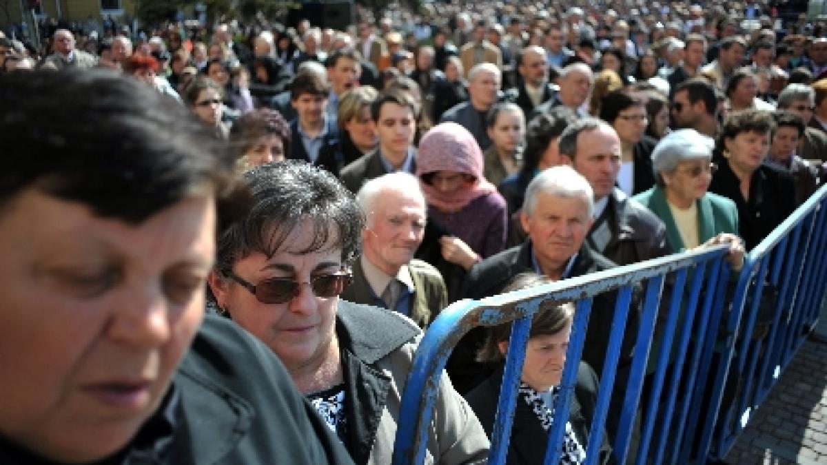 Slujbă cu îmbrânceli la sfinţirea Catedralei &quot;Sfinţii Apostoli Petru şi Pavel&quot; din Mioveni