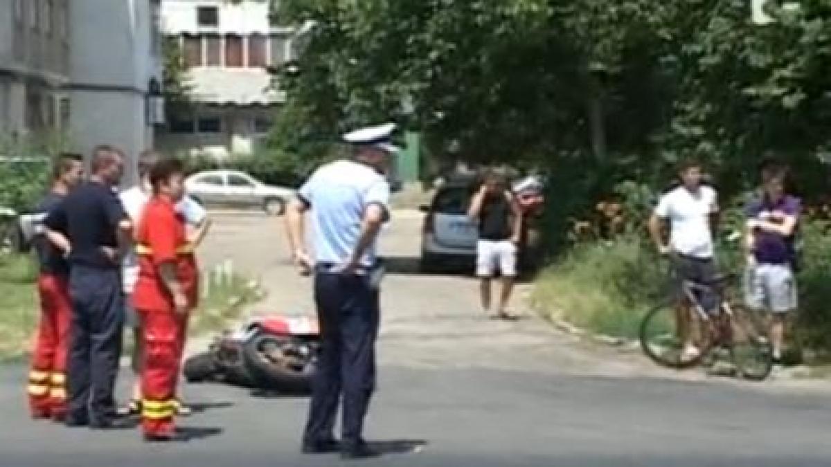 Un motociclist a murit în Arad după ce a intrat în maşina unei şoferiţe care i-a tăiat calea