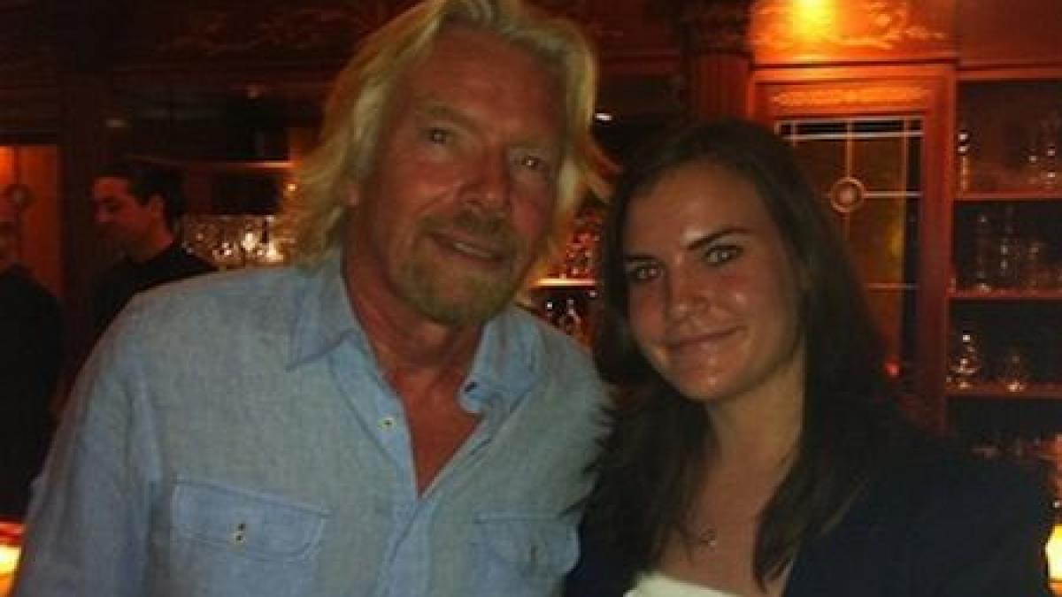 Tânăra de 18 ani care i-a atras atenţia lui Richard Branson. „Te aştept la un cocktail în Miami&quot;